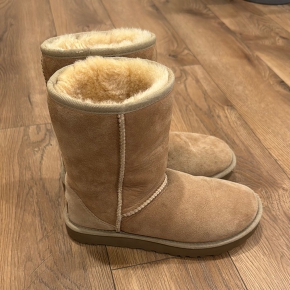 UGG Shoes - UGG Women’s Classic Short II Sand Tan Suede Winter Boots Sheepskin Lining Size 7